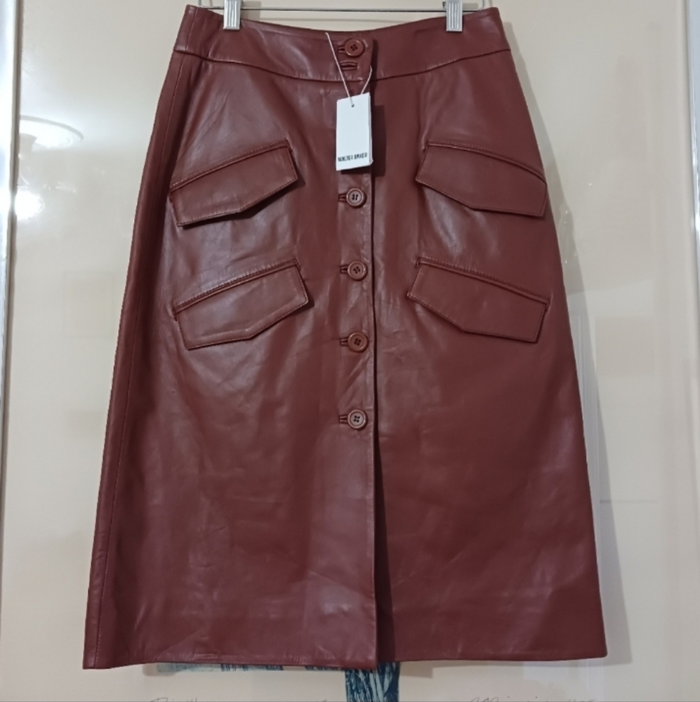 Walter Baker Louise lambskin genuine leatherbutton front  skirt size 2
*NWOT